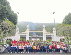 ảnh mục 1 : Hoạt động trải nghiệm của hs tại Quê Bác; Truông bồn ; Ngã ba đồng lộc